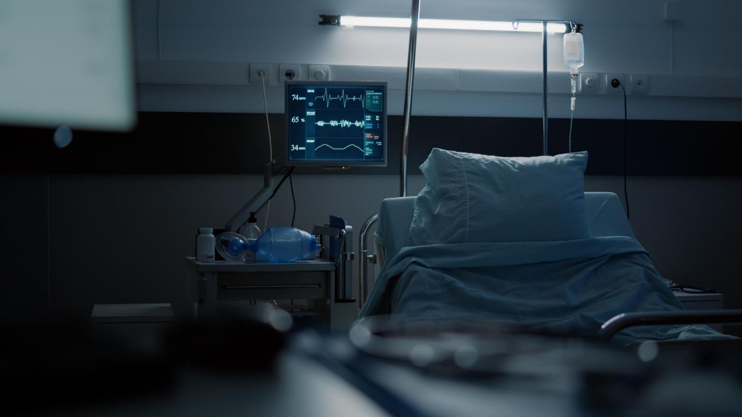 Больничная палата с компьютерным монитором