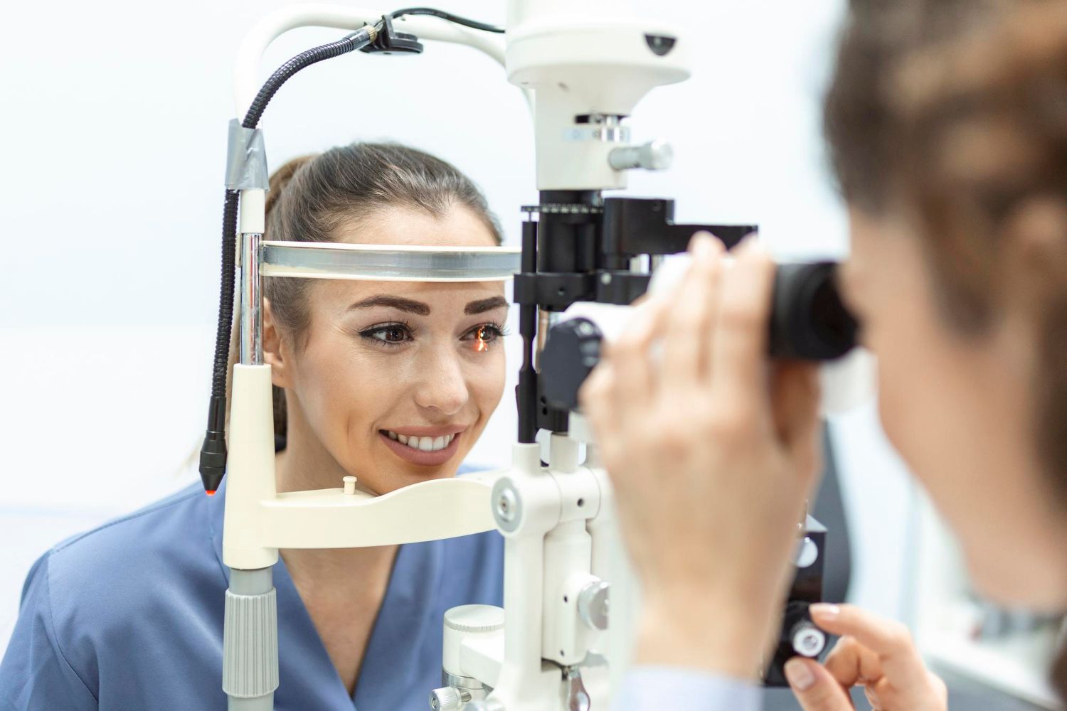Женщина проходит обследование у офтальмолога