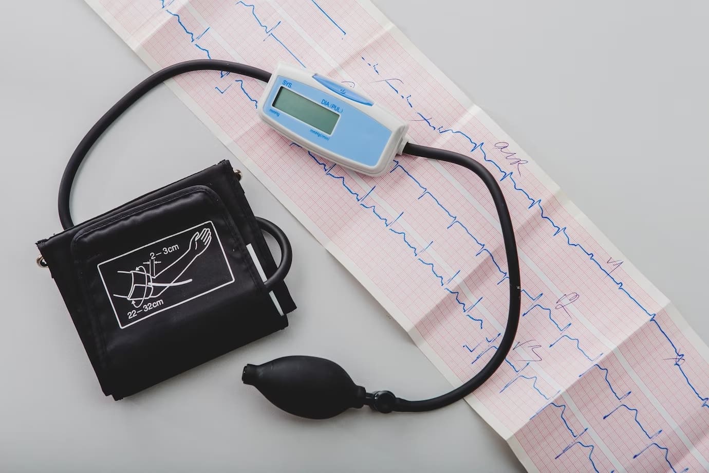 Аппарат для измерения артериального давления и электрокардиограмма