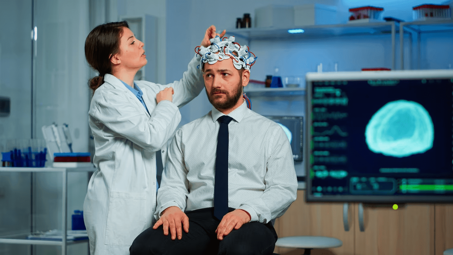 Невролог устанавливает датчики ЭЭГ