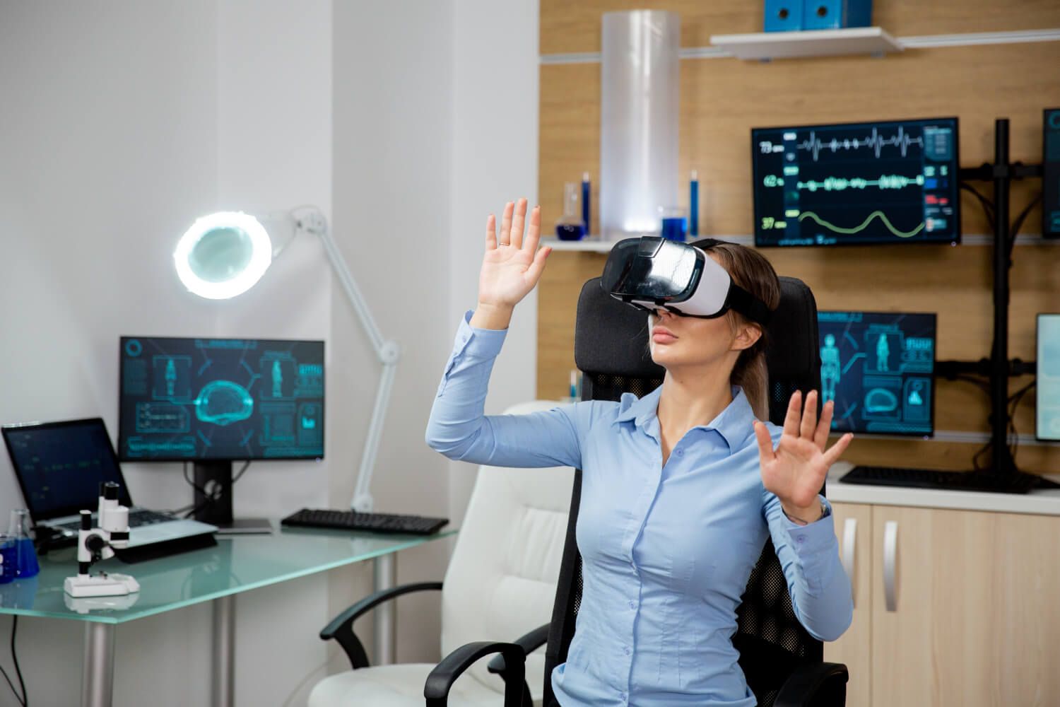 Женщина в лаборатории использует технологии виртуальной реальности