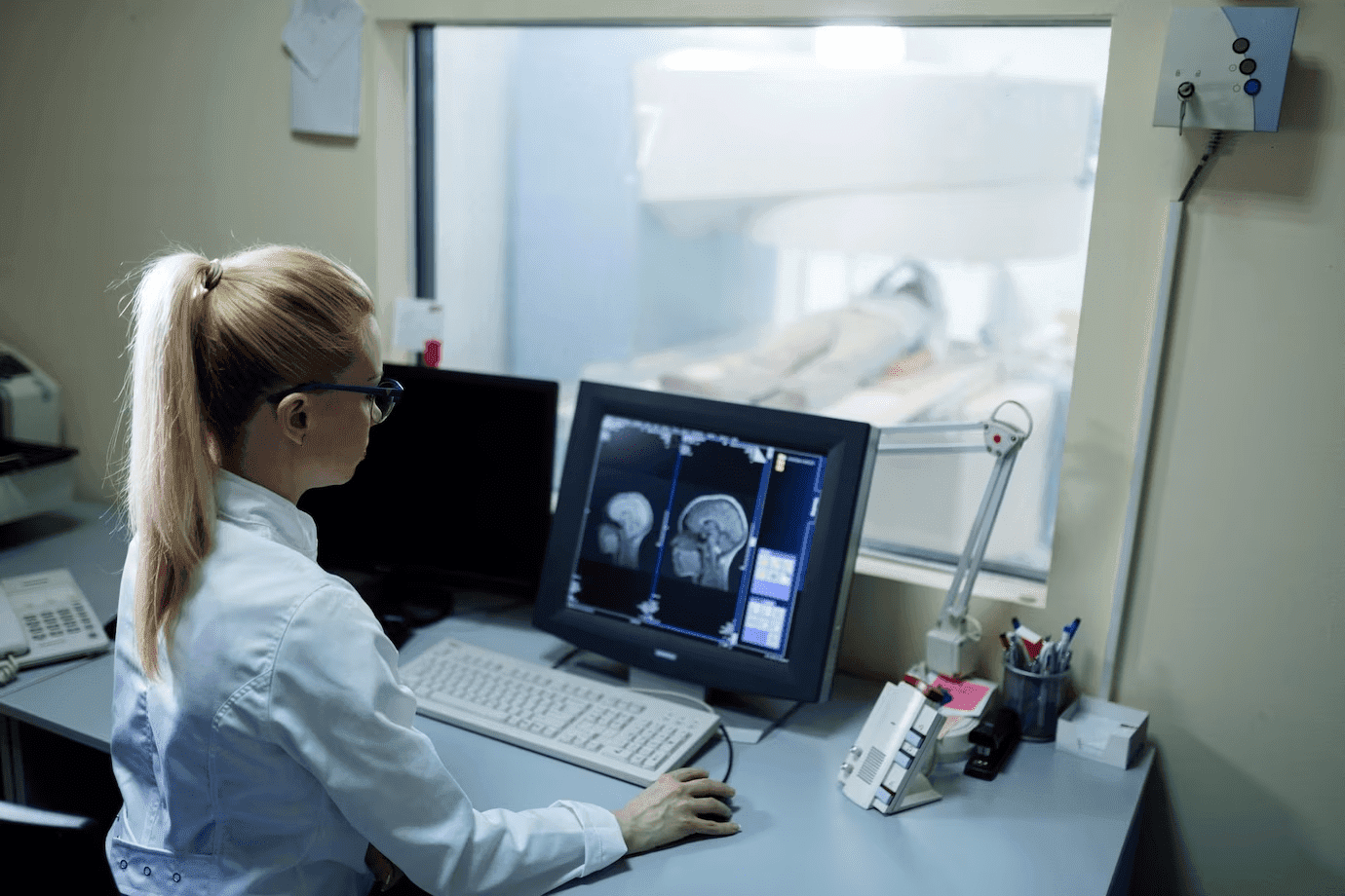 Врач-рентгенолог изучает МРТ-снимки головного мозга