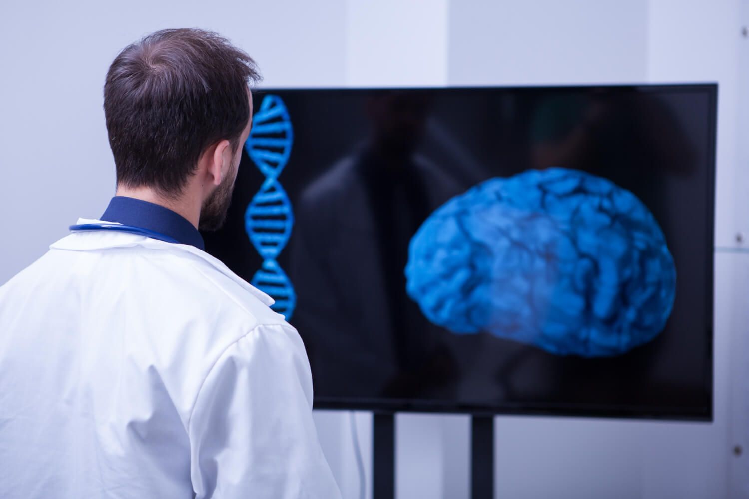 Хирург рассматривает компьютерную модель мозга